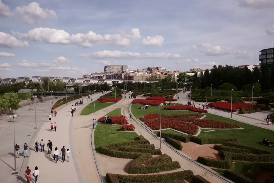 Gardens and walkways of the Madrid Río park along the Manzanares river